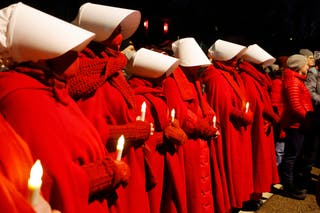 Pessoas se reuniram para uma vigília depois que um oficial da Imigração e Alfândega atirou e matou uma mulher no início do dia, quarta-feira.